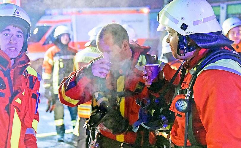 Bilder vom Feuerwehreinsatz in Forstinning. Unzählige Holzpellets haben in einem Lagerraum Feuer gefangen.