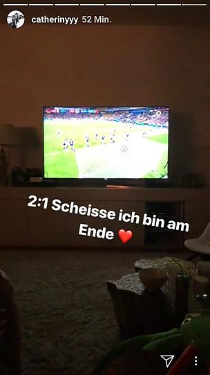 Voller Emotionen schreibt Cathy Hummels überglücklich: "2:1, scheiße, ich bin am Ende."