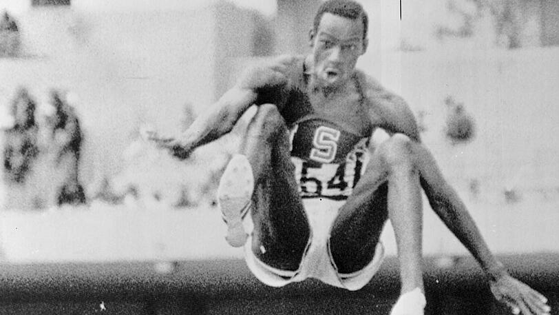 "Der Sprung ins nächste Jahrtausend": Bob Beamon springt bei den Olympischen Spielen in Mexiko Stadt 8,90 Meter.