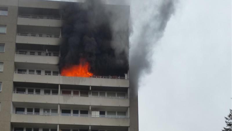 Feuerwehrleute stehen mit einem Löschzug vor einem Brennenden Hochhaus. Foto: Freiwillige Feuerwehr Puchheim-Bahnhof Feuerwehrleute stehen mit einem Löschzug vor einem Brennenden Hochhaus. Foto: Freiwillige Feuerwehr Puchheim-Bahnhof
