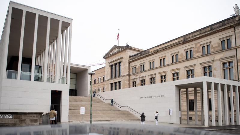 Besucher stehen am Eingang der Berliner Museumsinsel.