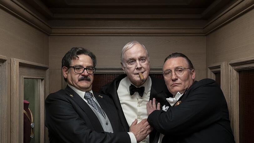 In Roman Polanskis "The Palace" feiern Fortunato Cerlino, John Cleese und Oliver Masucci (v. li.) Silvester. In Roman Polanskis "The Palace" feiern Fortunato Cerlino, John Cleese und Oliver Masucci (v. li.) Silvester.
