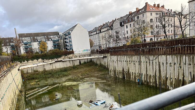 Dauerärgernis für die Anwohner: An der riesigen Baugrube an der Alramstraße geht schon lange nichts weiter. 128 teure Eigentumswohnungen wollte der Immobilienentwickler M-Concept hier bauen. Auch ein Supermarkt sollte wieder kommen.
