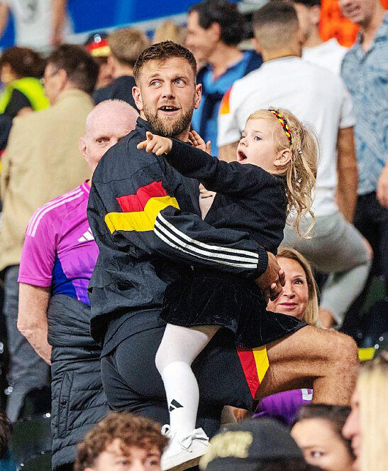 Das schönste Kompliment: Töchterlein Emilia herzt ihren Papa. Das schönste Kompliment: Töchterlein Emilia herzt ihren Papa.