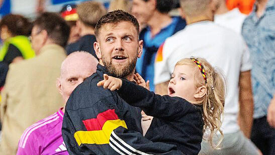 Das schönste Kompliment: Töchterlein Emilia herzt ihren Papa. Das schönste Kompliment: Töchterlein Emilia herzt ihren Papa.