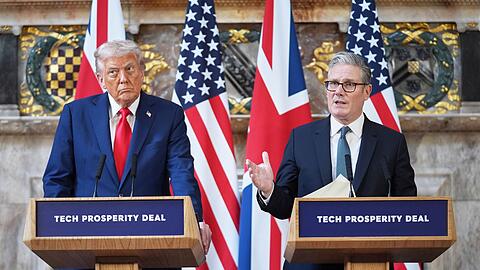 Putin habe ihn bei den Bemühungen um einen Frieden im Ukraine-Krieg im Stich gelassen, sagte Trump bei einer Konferenz mit dem britischen Premierminister Keir Starmer.