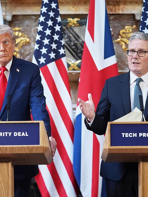 Putin habe ihn bei den Bemühungen um einen Frieden im Ukraine-Krieg im Stich gelassen, sagte Trump bei einer Konferenz mit dem britischen Premierminister Keir Starmer.