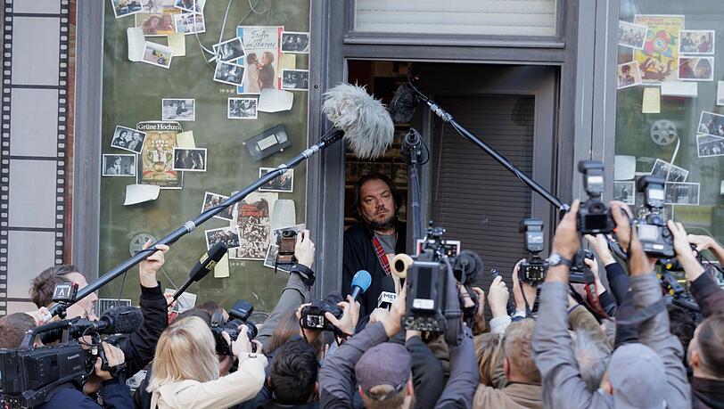 Plötzlich Medienstar: Michael Hartung (Charly Hübner) weiß nicht, was er davon halten soll. Plötzlich Medienstar: Michael Hartung (Charly Hübner) weiß nicht, was er davon halten soll.