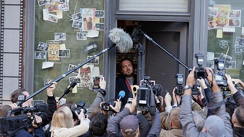 Plötzlich Medienstar: Michael Hartung (Charly Hübner) weiß nicht, was er davon halten soll.