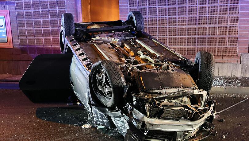 Aus bisher ungekl&auml;rter Ursache fuhr das Auto gegen einen Bordstein und prallte dann gegen die Tunnelwand.