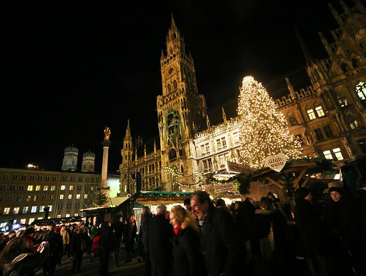 Der Markt vor dem Rathaus hat täglich von 10 bis 21 geöffnet, sonntags bis 20 Uhr.