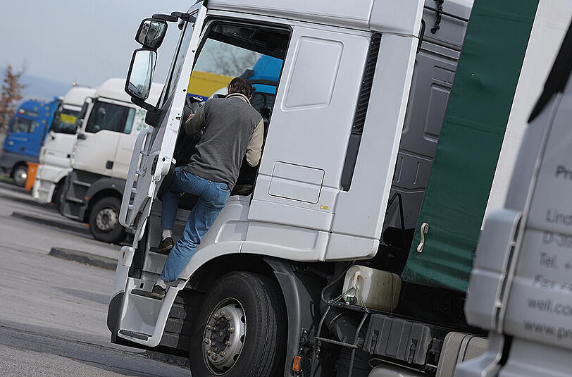 Der Lkw konnte erst nach rund 40 Kilometern gestoppt werden. (Archivbild)