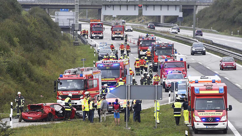 Bilder von der A94, auf der es am Sonntag zu einem Unfall mit einem 650-PS-Sportwagen gekommen ist. Die Bilder.