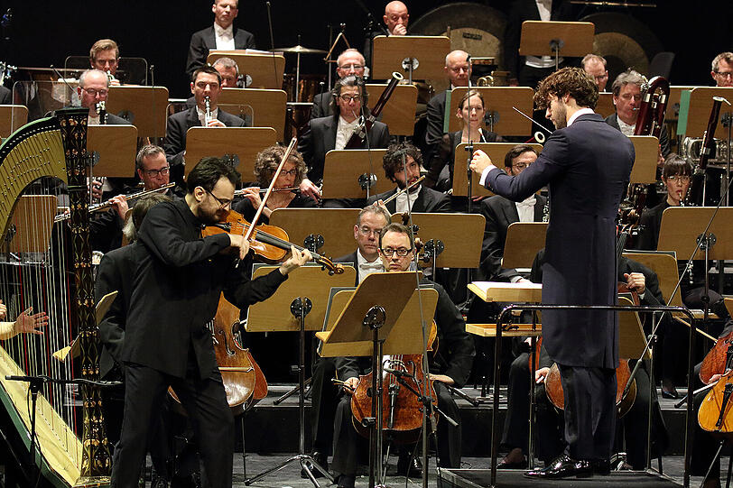 Adrian Mustea, der Solobratscher des Bayerischen Staatsorchesters, mit seinen Kollegen und dem Dirigenten Lorenzo Viotti im Nationaltheater.