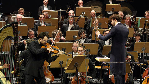 Adrian Mustea, der Solobratscher des Bayerischen Staatsorchesters, mit seinen Kollegen und dem Dirigenten Lorenzo Viotti im Nationaltheater.