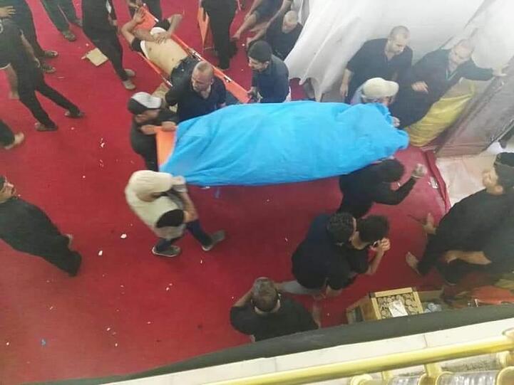 Männer tragen die Leiche eines bei der Massenpanik getöteten Gläubigen.