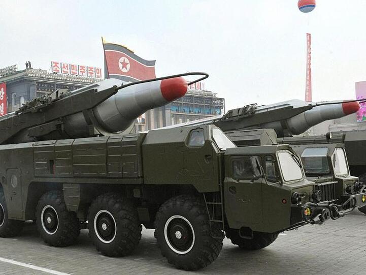 Eine nordkoreanische Musudan-Rakete wird bei einer Militärparade durch die Straßen von Pjöngjang gefahren.