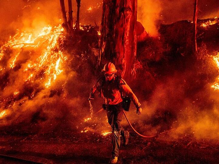Nach dem tagelangen Einsatz der Feuerwehren in Kalifornien ist das größte Buschfeuer in dem US-Westküstenstaat zu fast zwei Dritteln eingedämmt.