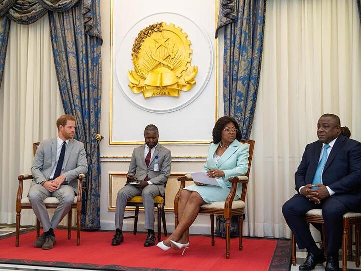 Der britische Prinz Harry (l), Herzog von Sussex, trifft sich mit Joao Lourenco (r), Präsident von Angola, und First Lady Ana Dias Lourenco im Präsidentenpalast.