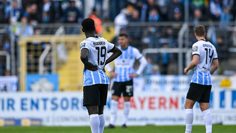 Enttäuschung nach dem Nackenschlag zum 2:3 - Biankadi & Co. wissen: Das dürfte es gewesen sein mit dem Relegationsplatz.