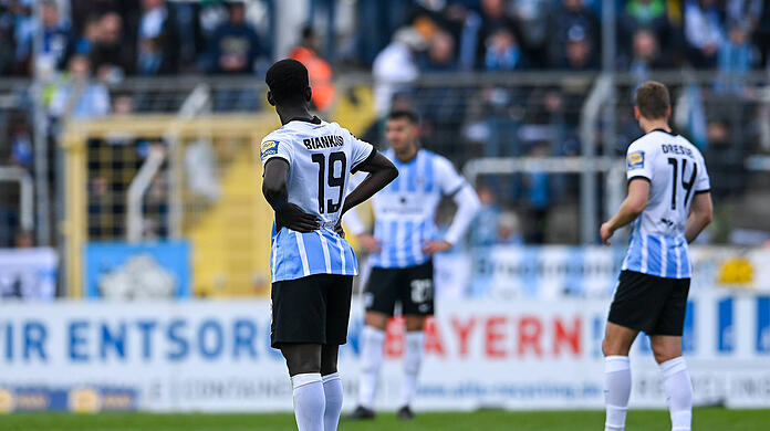 Enttäuschung nach dem Nackenschlag zum 2:3 - Biankadi & Co. wissen: Das dürfte es gewesen sein mit dem Relegationsplatz.
