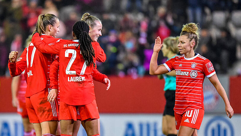 Die Frauen des FC Bayern jubeln über den 2:0-Heimerfolg gegen Essen.