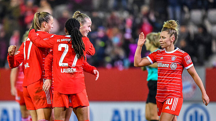 Die Frauen des FC Bayern jubeln über den 2:0-Heimerfolg gegen Essen.