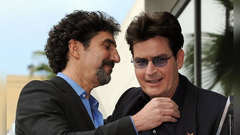Drehen wieder gemeinsam: Charlie Sheen (r.) und Ex-"Two and a Half Men"-Produzent Chuck Lorre.