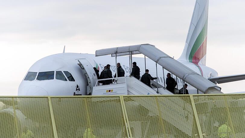 Abgelehnte Asylbewerber werden in ein Flugzeug gebracht (Archiv).