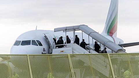 Abgelehnte Asylbewerber werden in ein Flugzeug gebracht (Archiv).