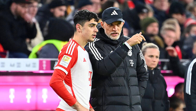 Ist Bayern-Juwel Aleksandar Pavlovic (l.) die größte Entdeckung von Thomas Tuchel (r.)? "Die Einen sagen so, die Anderen sagen so", witzelte der Cheftrainer, angesprochen auf die öffentliche Kritik von Uli Hoeneß. Ist Bayern-Juwel Aleksandar Pavlovic (l.) die größte Entdeckung von Thomas Tuchel (r.)? "Die Einen sagen so, die Anderen sagen so", witzelte der Cheftrainer, angesprochen auf die öffentliche Kritik von Uli Hoeneß.