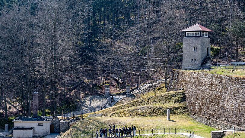 Erhalten geblieben sind das ehemalige Krematorium und ein Wachturm.