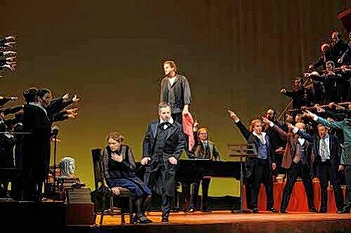Alle Zeigefinger deuten auf den Sänger: Tannhäuser (Richard Decker, auf dem Tisch) hat gesündigt, Elisabeth (Mardi Byers) und Papa (Guido Jentjens) sind pikiert.