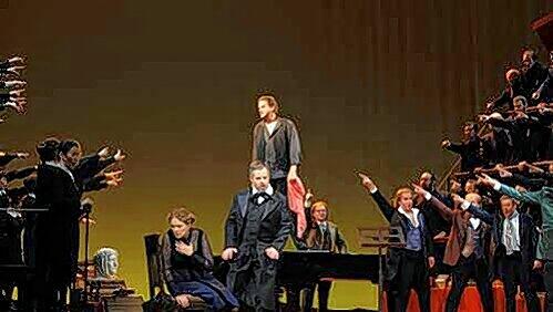 Alle Zeigefinger deuten auf den Sänger: Tannhäuser (Richard Decker, auf dem Tisch) hat gesündigt, Elisabeth (Mardi Byers) und Papa (Guido Jentjens) sind pikiert.