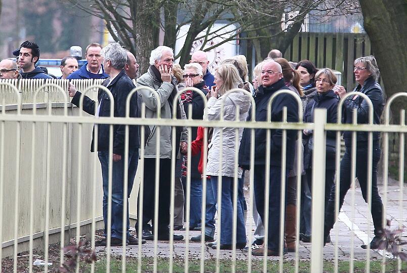 Diese Bilder gehen an die Substanz: Eltern trauern vor der Stekske Schule in Lommel (Belgien) um die Kinder, die bei dem Bus-Unglück in der Schweiz ums Leben gekommen sind.