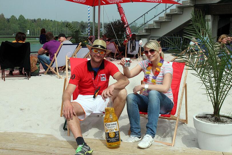 Münchens größter Sandstrand ist neben der Tribüne an der Olympiaregattaanlage. Sport und Chillen gelten dort gleichermaßen. Prost.