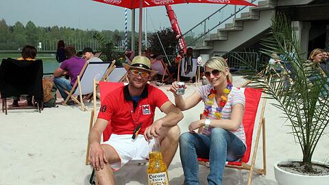 Münchens größter Sandstrand ist neben der Tribüne an der Olympiaregattaanlage. Sport und Chillen gelten dort gleichermaßen. Prost.