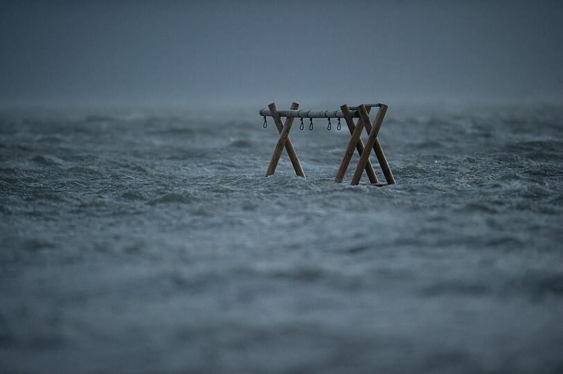 Spielplatz in der Nordsee: Eine Schaukel auf der Hallig Langeneß