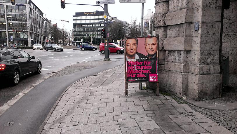 So wäre es richtig: Dieses Plakat am Stiglmaierplatz hält ausreichend Abstand.