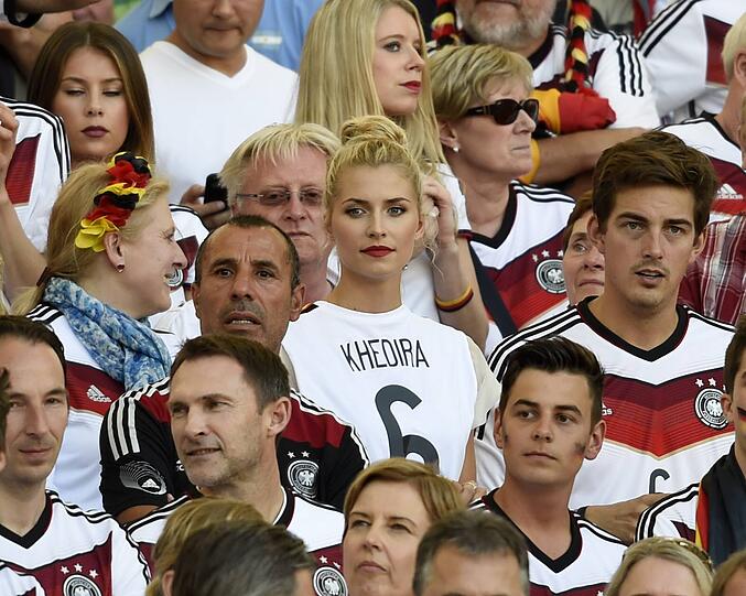 Lena Gehrke trägt das Trikot von ihrem Sami Khedira
