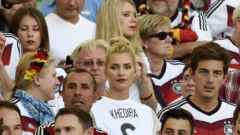 Lena Gehrke trägt das Trikot von ihrem Sami Khedira Lena Gehrke trägt das Trikot von ihrem Sami Khedira