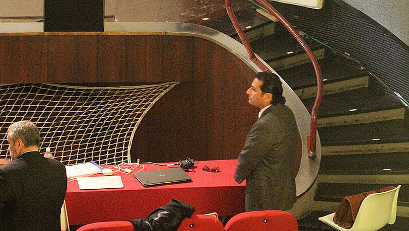 "Vin auf dem Schiff der erste nach Gott": Schettino und seine irre Aussage vor Gericht. "Vin auf dem Schiff der erste nach Gott": Schettino und seine irre Aussage vor Gericht.