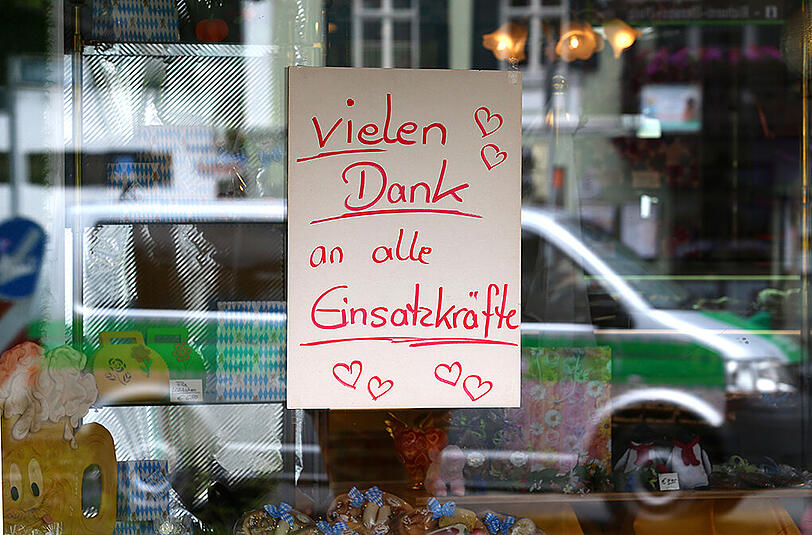 Ein Geschäftsinhaber bedankt sich &ndash; erkennbar herzlich &ndash; bei den Einsatzkräften.