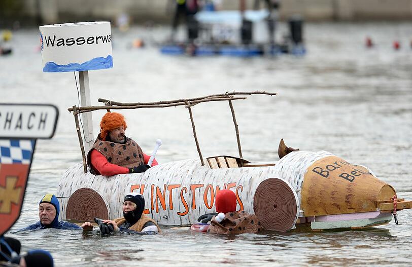 47. Donauschwimmen in Neuburg an der Donau: 2241 wagemutige Teilnehmer haben sich beim größten Winterschwimmen Europas in die eiskalten Fluten gestürzt. Die Bilder.