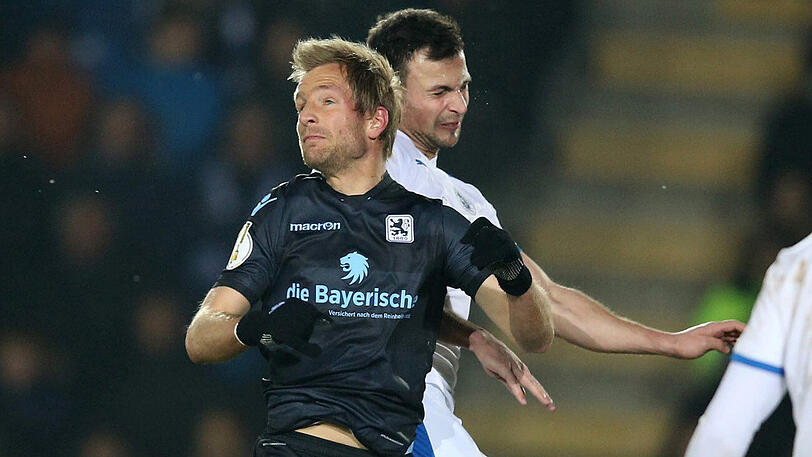 STEFAN AIGNER (l.) - NOTE 5: Erstes Spiel ohne Kapitänsbinde. Hätte Gelb-Rot sehen können. Schon zur Halbzeit nach völlig wirkungsloser Vorstellung ausgewechselt.