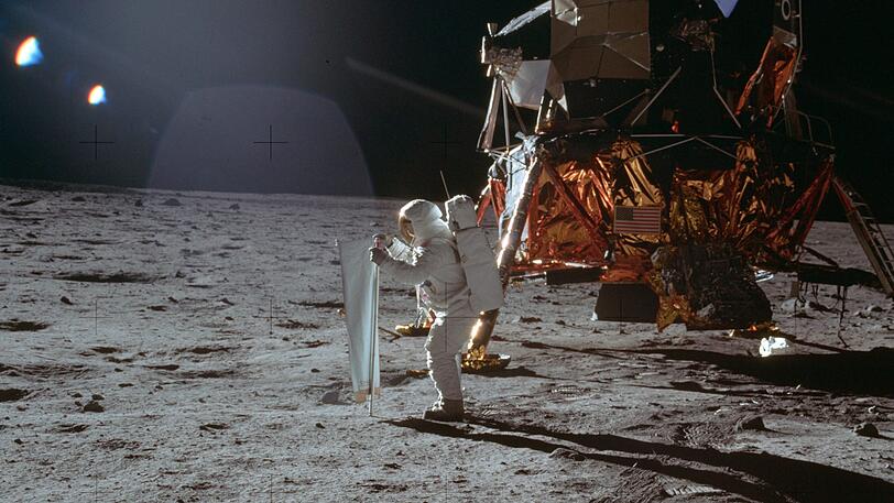 Am 20. Juli 1969 arbeitet der Apollo-11-Astronaut Buzz Aldrin an einem solaren Windversuchsgerät auf der Mondoberfläche.