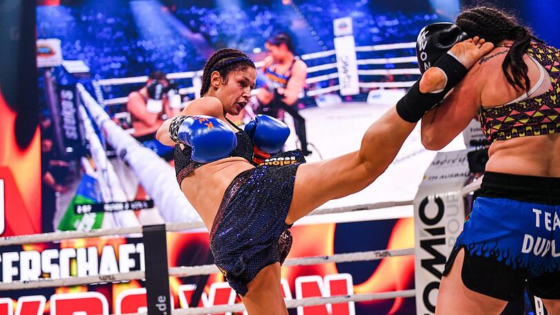 Hoch das Bein! Kickbox-Queen Marie Lang verteidigt ihren Titel gegen Ajla Lukac und bleibt Weltmeisterin.