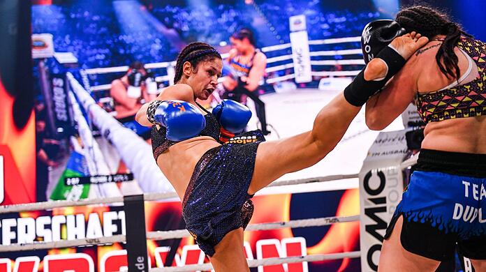 Hoch das Bein! Kickbox-Queen Marie Lang verteidigt ihren Titel gegen Ajla Lukac und bleibt Weltmeisterin.
