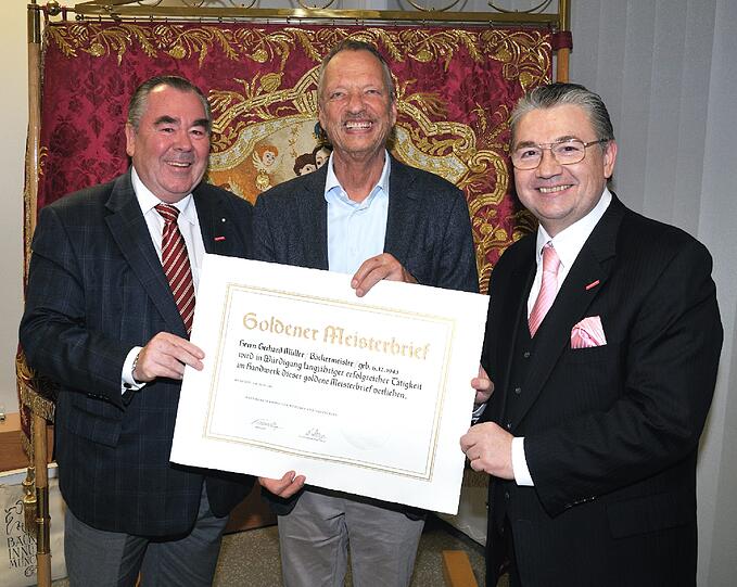 Von links: Handwerkskammer-Präsident Heinrich Traublinger, Gerhard Müller-Rischart und Obermeister Heinz Hoffmann bei der Übergabe des Meisterbriefs.