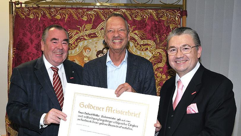 Von links: Handwerkskammer-Präsident Heinrich Traublinger, Gerhard Müller-Rischart und Obermeister Heinz Hoffmann bei der Übergabe des Meisterbriefs. Von links: Handwerkskammer-Präsident Heinrich Traublinger, Gerhard Müller-Rischart und Obermeister Heinz Hoffmann bei der Übergabe des Meisterbriefs.